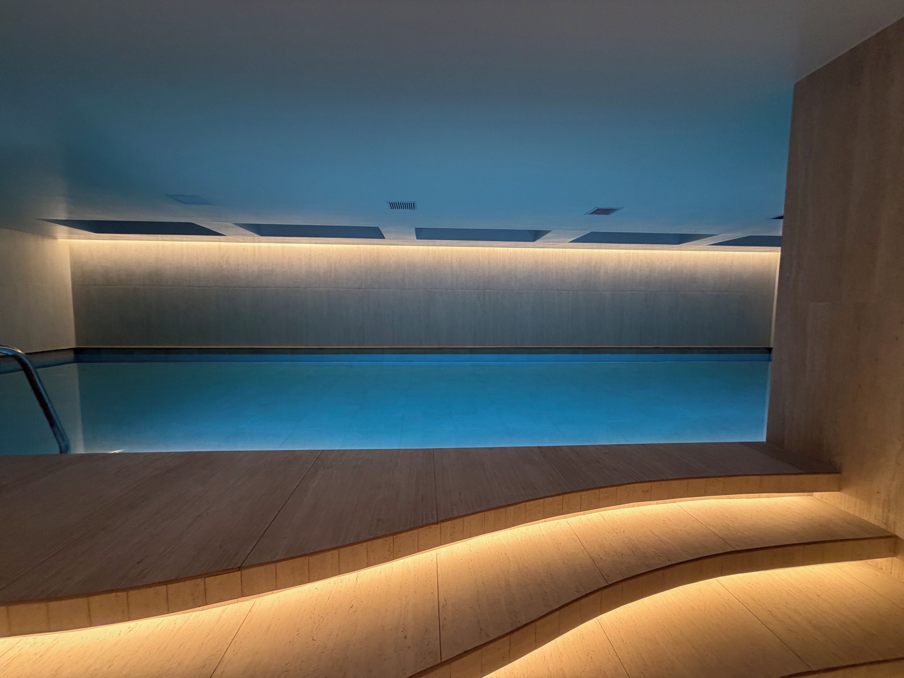 Una piscina cubierta, tumbonas