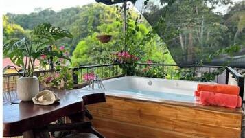 Tina de hidromasaje al aire libre