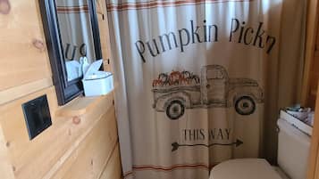 Hiustenkuivaaja, pyyhkeet, saippua, vessapaperi