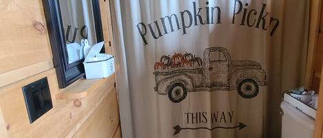 Haartrockner, Handtücher, Seife, Shampoo