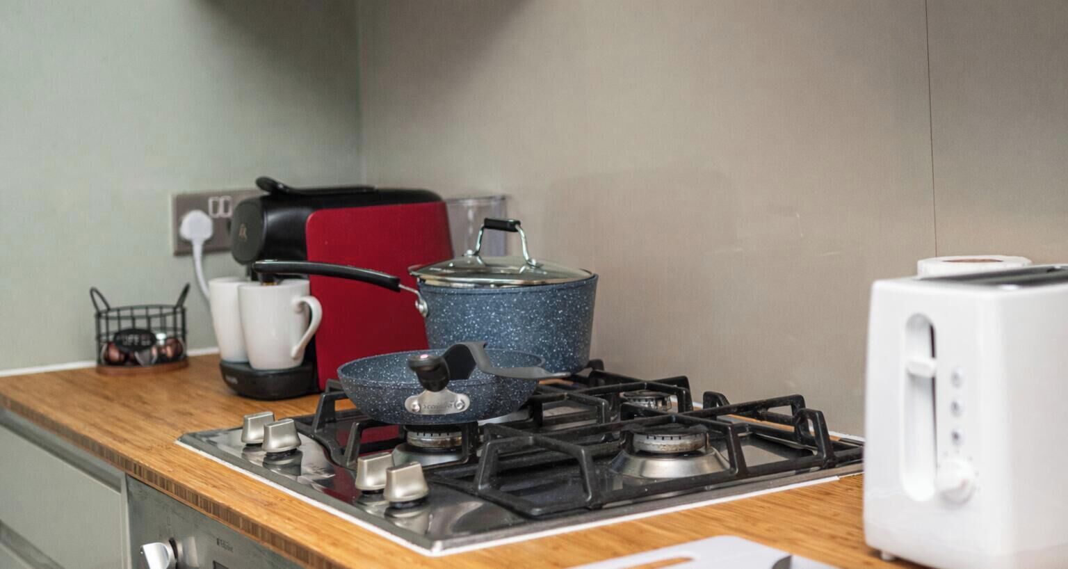 Frigorifero, microonde, forno, piano cottura