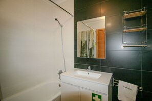 Shower, towels - FLH Vila Real Santo António Colourful Apartment (Vila Real de Santo António)