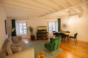 TV - FLH Intendente Chic Apartment with Rooftop Pool (Lisboa ciudad)