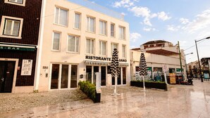 Un immeuble abritant un restaurant appelé « RISTORANTE » et un bar appelé « S-BAR » au rez-de-chaussée.