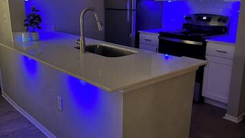 Kylskåp, mikrovågsugn, ugn och spishäll