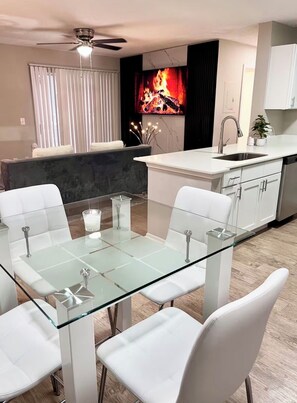 Dining - Modern Orlando Getaway Near Universal Free Parking Fast WiFi AC Clean & Cozy (Orlando)