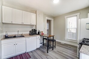 Microwave, oven, stovetop, dishwasher - Quiet Oregon District Home, Walk to Dining & Downtown (Dayton)