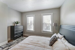 3 slaapkamers, een strijkplank/strijkijzer, gratis wifi, beddengoed