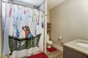 Hair dryer, towels, soap, toilet paper - Quiet Oregon District Home, Walk to Dining & Downtown (Dayton)