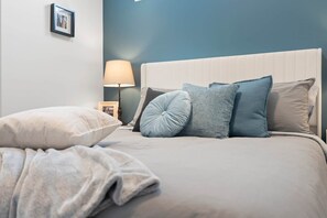 Een strijkplank/strijkijzer, wifi, beddengoed