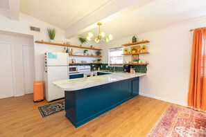 Refrigerador, microondas, horno y parrilla de estufa 