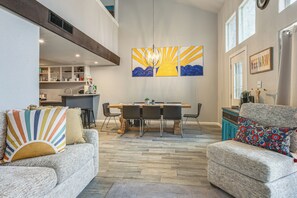 TV, fireplace - Golf, Boat, Swim! Point Venture Retreat w/ Deck (Lago Vista)