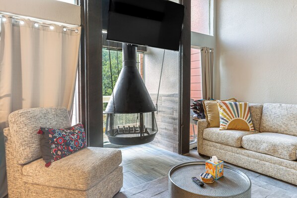 TV, fireplace - Golf, Boat, Swim! Point Venture Retreat w/ Deck (Lago Vista)