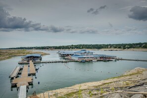 Marina - Golf, Boat, Swim! Point Venture Retreat w/ Deck (Lago Vista)