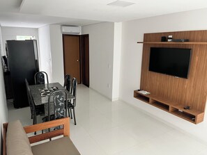 Dining - Apartment 13, a 6-minute walk from Taperapuan beach. (Porto Seguro)