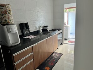 Oven, stovetop - Apartment 13, a 6-minute walk from Taperapuan beach. (Porto Seguro)