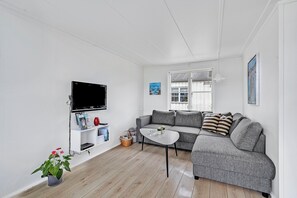Tv och ett bordtennisbord