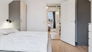 Una camera da letto con un letto, una scrivania e un armadio.