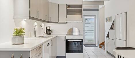 Réfrigérateur, four à micro-ondes, un four, surface de cuisson