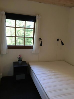 2 bedrooms, iron/ironing board, free WiFi - Lovely forest holiday home with lake view (Kolarp)