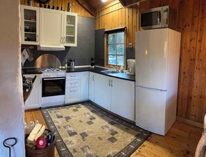 Jääkaappi, uuni, liesi, kahvin-/teenkeitin