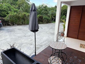 Outdoor dining - Cosy T1 in the countryside (Sainte-Anne)