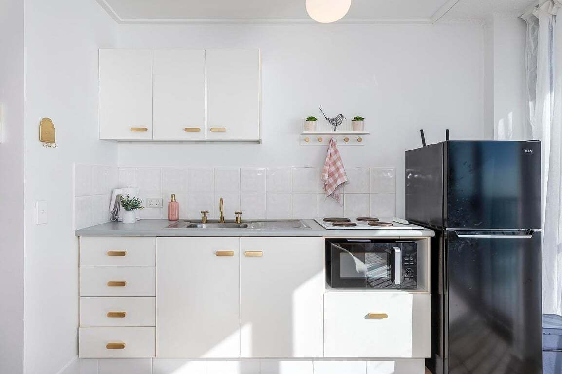 Réfrigérateur, micro-ondes, plaque de cuisson, bouilloire électrique