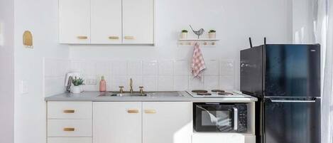 Réfrigérateur, micro-ondes, plaque de cuisson, bouilloire électrique