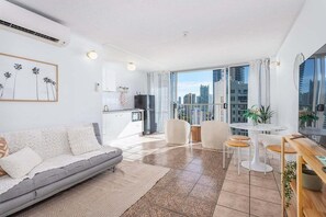 TV, ping pong - Boho Oceanview Getaway (Gold Coast)