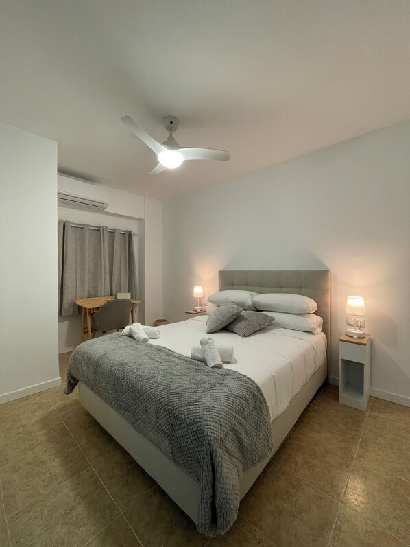 Standard Double Room | Desk, laptop workspace, blackout drapes, iron/ironing board - Valentia Rooms - Baleares (València)