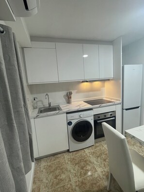 Full-size fridge, microwave, oven, stovetop - Valentia Rooms - Baleares (València)