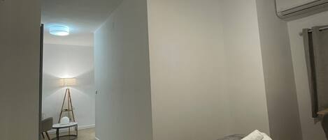 Schreibtisch, laptopgeeigneter Arbeitsplatz, Verdunkelungsvorhänge