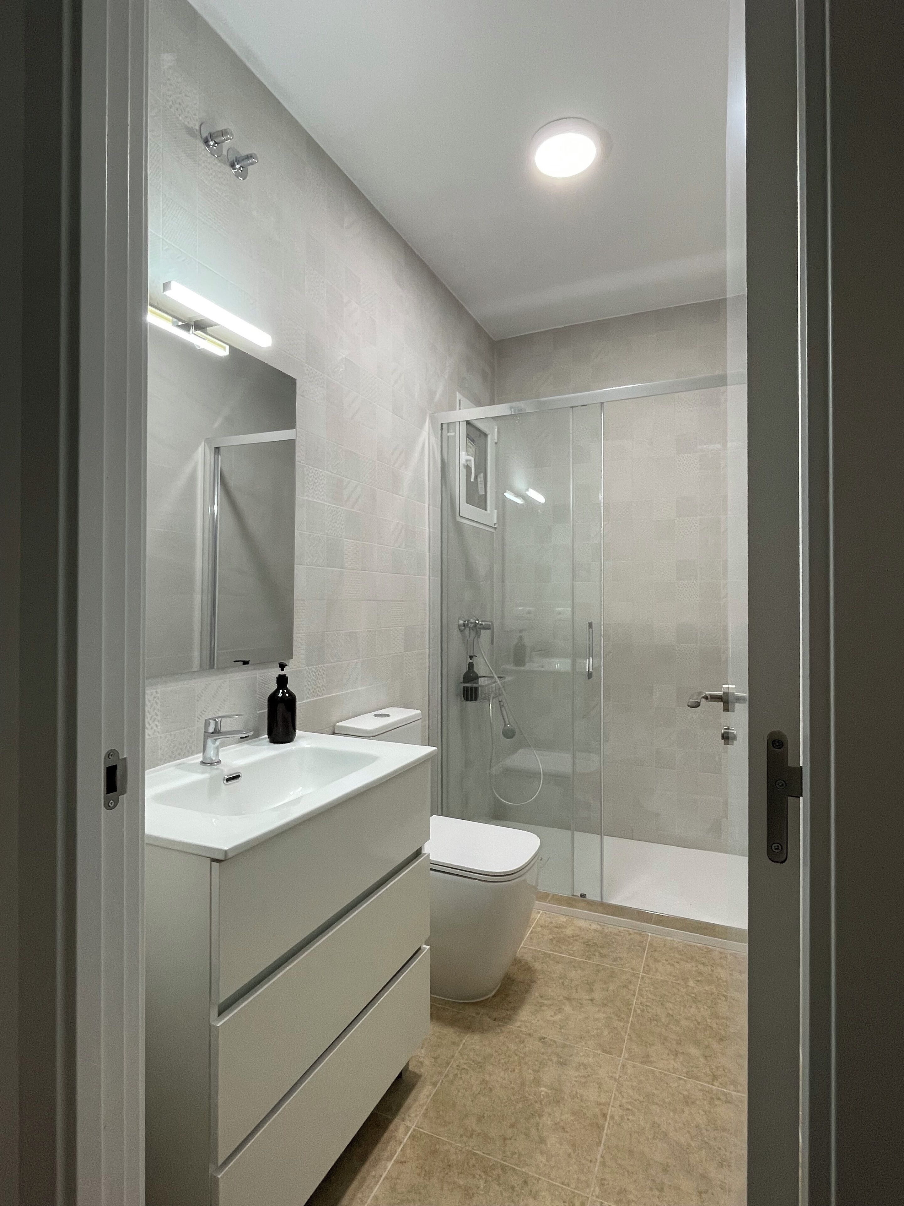 Een douche, gratis toiletartikelen, een haardroger, handdoeken