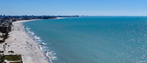 Playa en los alrededores, toallas de playa y paseos en botes de motor