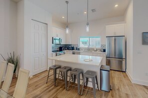 Refrigerador, microondas, lavavajillas y cafetera y tetera 