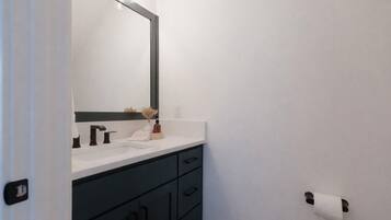 Een haardroger, handdoeken, zeep, toiletpapier