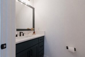 Een haardroger, handdoeken, zeep, toiletpapier