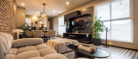 Smart TV, fireplace, books, stereo