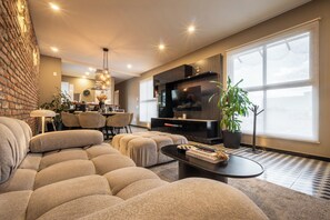 Smart-TV, Kamin, Bücher, Stereoanlage