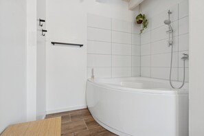 Shower, hair dryer - Spacious holiday home in Bornholms nature (Østermarie)