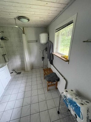 Shower, hair dryer - Cozy holiday home in Swedish forest (Kolarp)