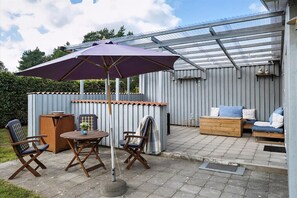 Outdoor dining - Cosy holiday-house with annex close to the see (Hals)