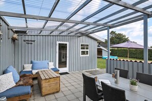 Outdoor dining - Cosy holiday-house with annex close to the see (Hals)