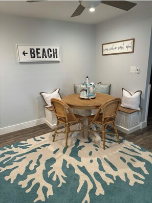 Dining - Lime Action-3-bedroom cottage in serene Avon (Avon)