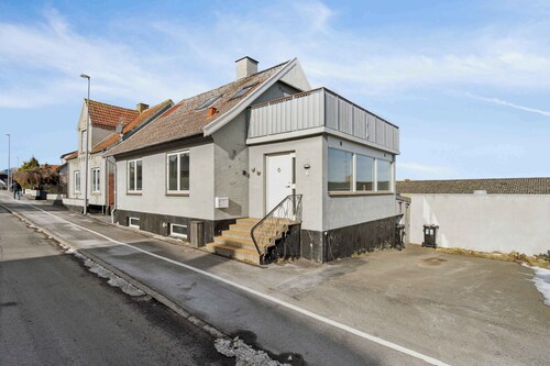 Centrally located townhouse with portseaviews