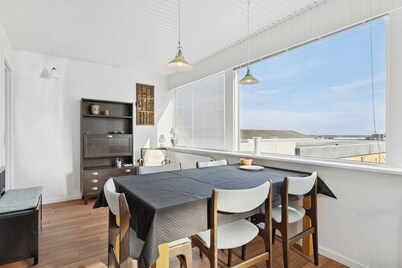 Centrally located townhouse with port/seaviews.