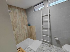 Chuveiro, secador de cabelo, toalhas de banho, sabonete