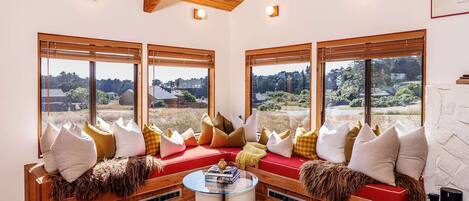 Télévision, cheminée, espaces bureaux