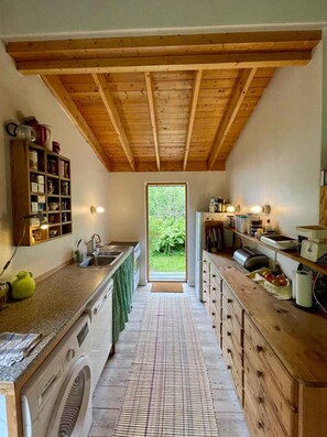 Jääkaappi, uuni, astianpesukone, vedenkeitin