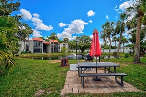 Outdoor dining - 1 BR/1 Bath overlooking the pool, centrally located in Sarasota (Sarasota)